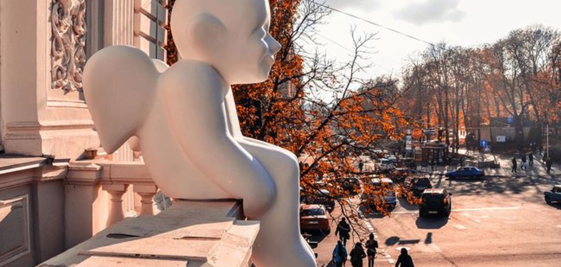 У Києві повернули ангела доброти на балкон музею