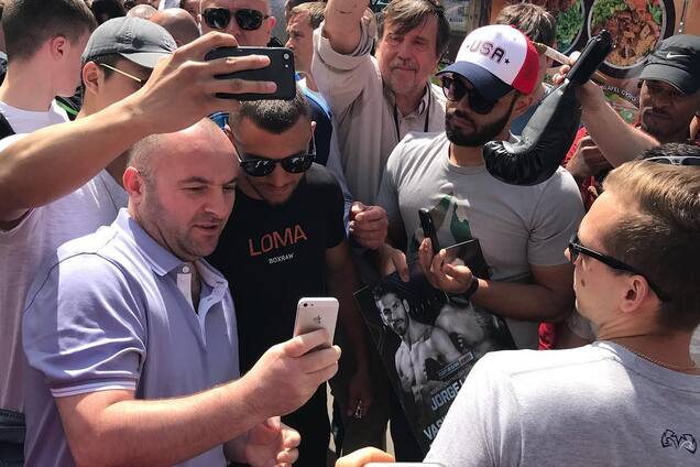 Фанаты в Нью-Йорке окружили Ломаченко и заставили выполнить их просьбы
