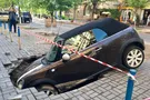 В Киеве элитное авто провалилось под землю: опубликованы фото
