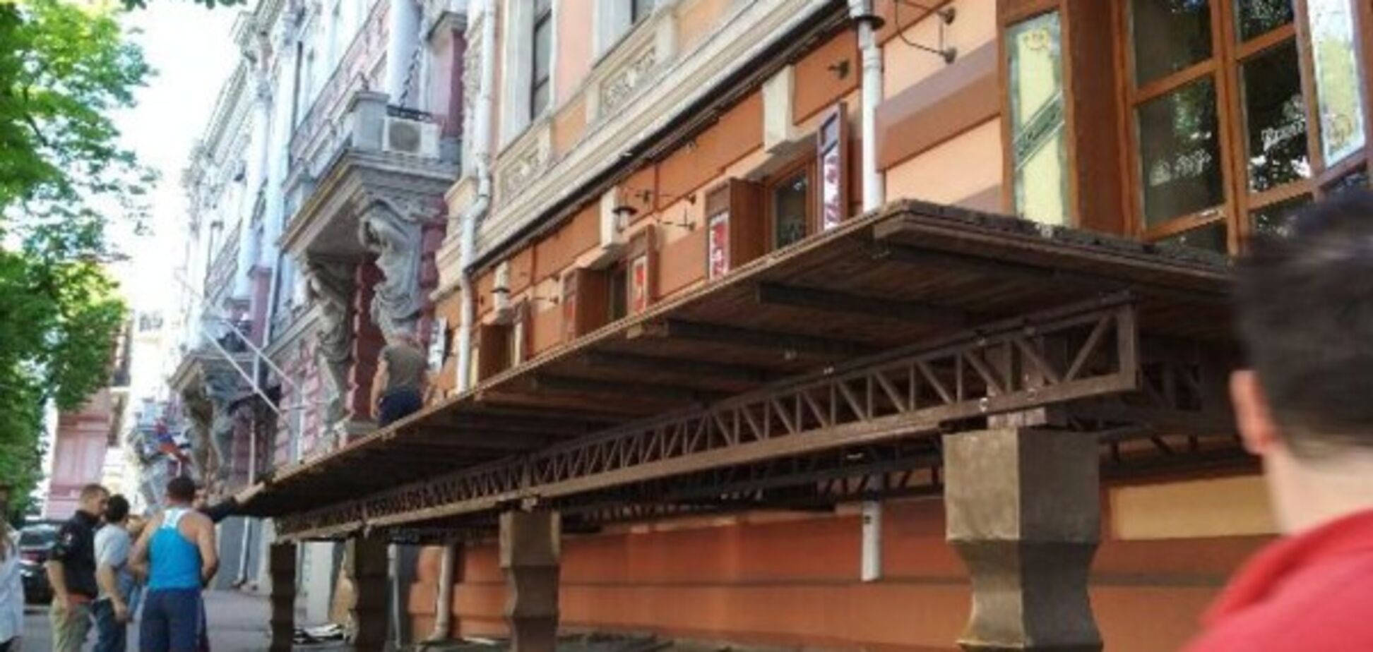 В Киеве снесли террасу известного ресторана