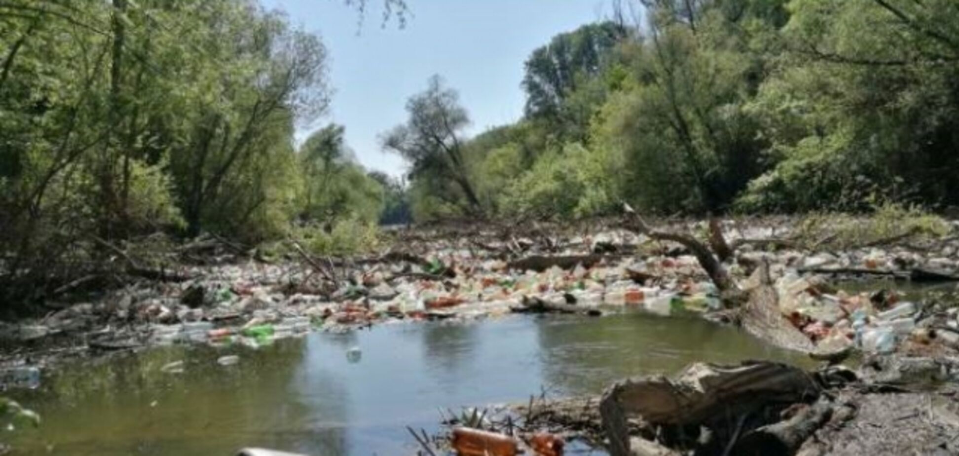 Перекрыла реку: Венгрия забила тревогу из-за мусорной 'бомбы' из Украины