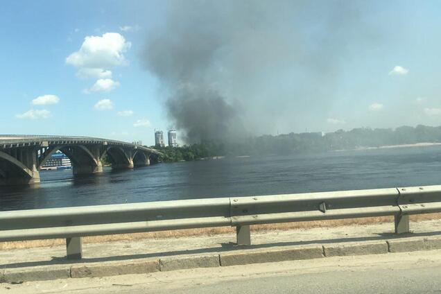 В Киеве вспыхнул масштабный пожар: опубликованы фото