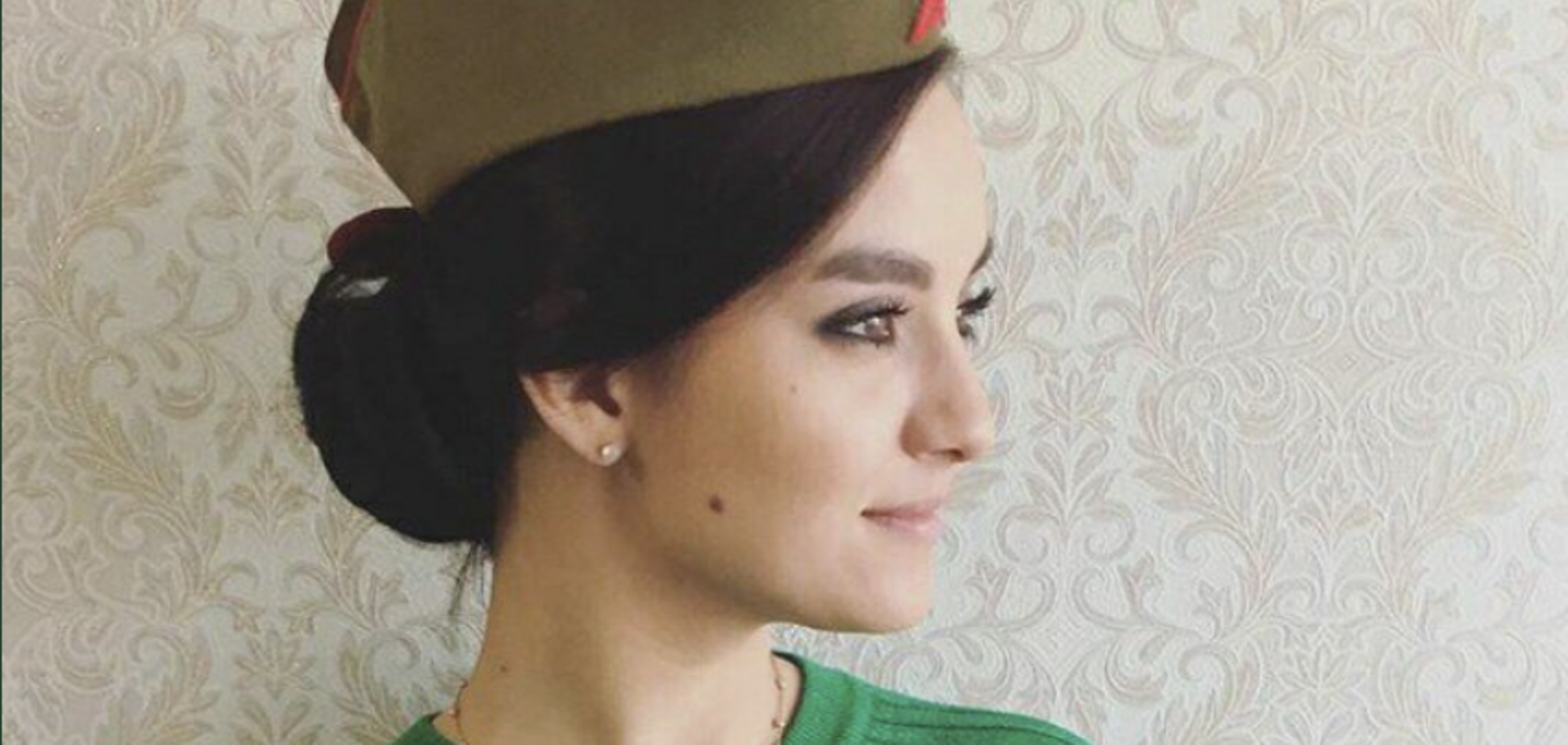 'Вместо мозгов - пилотка': россиянка разозлила сеть поздравлением 'с войной'