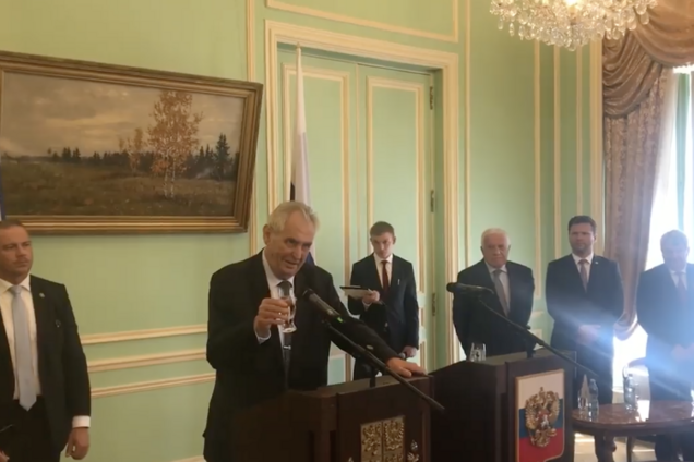 Президенту Чехії не налили горілки в посольстві РФ: той засмутився