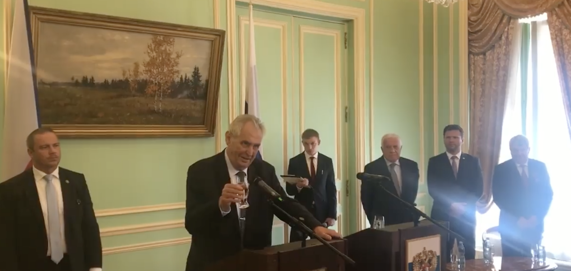 Президенту Чехії не налили горілки в посольстві РФ: той засмутився