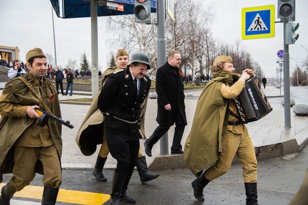 'Никулин в гробу перевернулся': в России 'фашиста' на веревке побила девочка в гимнастерке. Фото и видео