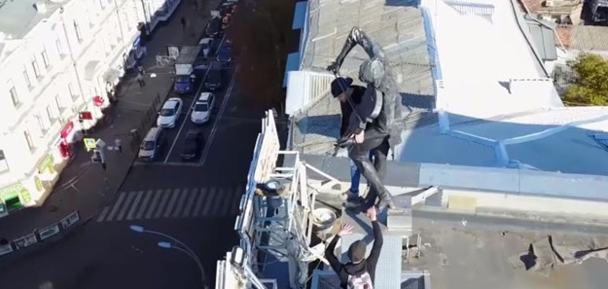 Руфери залізли на пам'ятник скрипалеві на даху в Харкові. Відеофакт