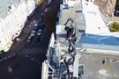 Руферы залезли на памятник скрипачу на крыше в Харькове. Видеофакт
