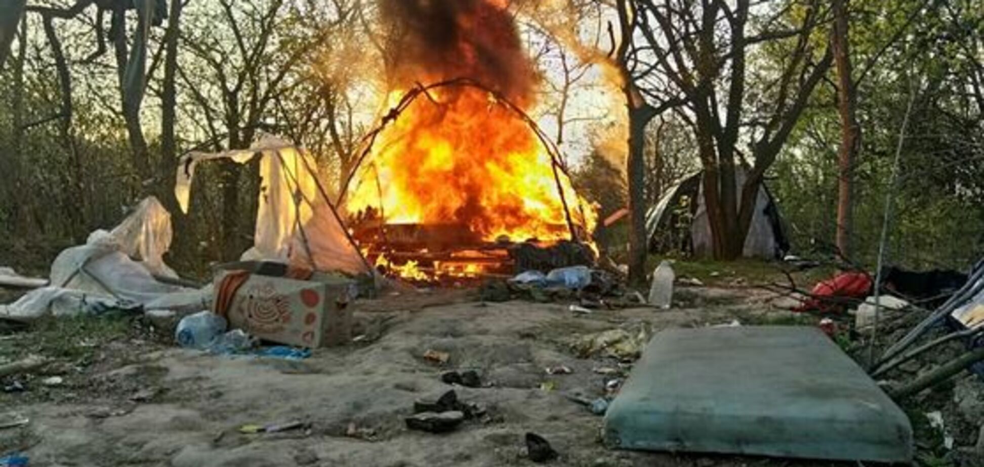 Загадочный поджог: под Львовом уничтожили лагерь ромов