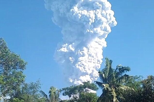 Хаос и отмена полетов: в Индонезии начал извержение мощный вулкан