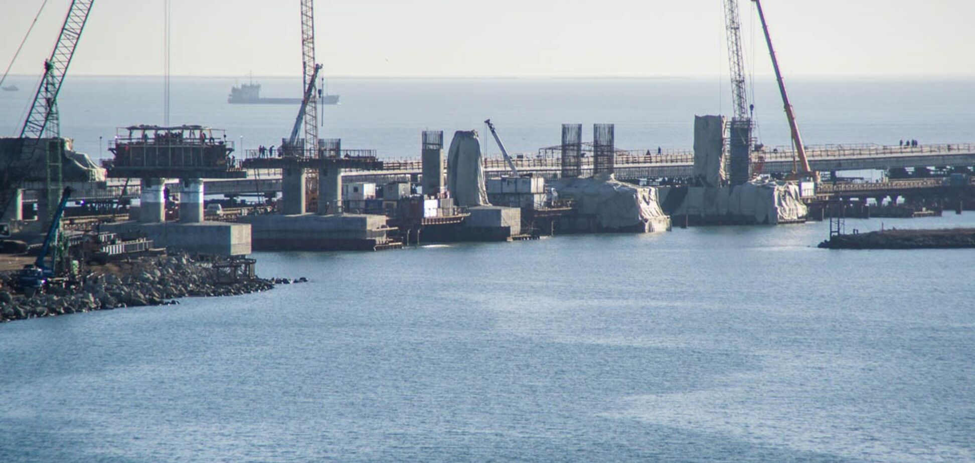 Вопреки санкциям: европейские компании помогают России строить Керченский мост