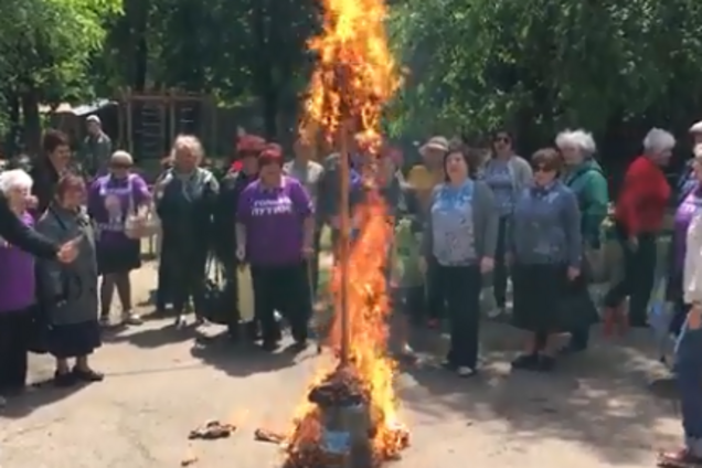 В России фанатки Путина сожгли 'Трампа', обозвав его 'русофобом'