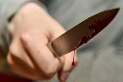 Во Львове напали с ножом на женщину-копа: она тяжело ранена