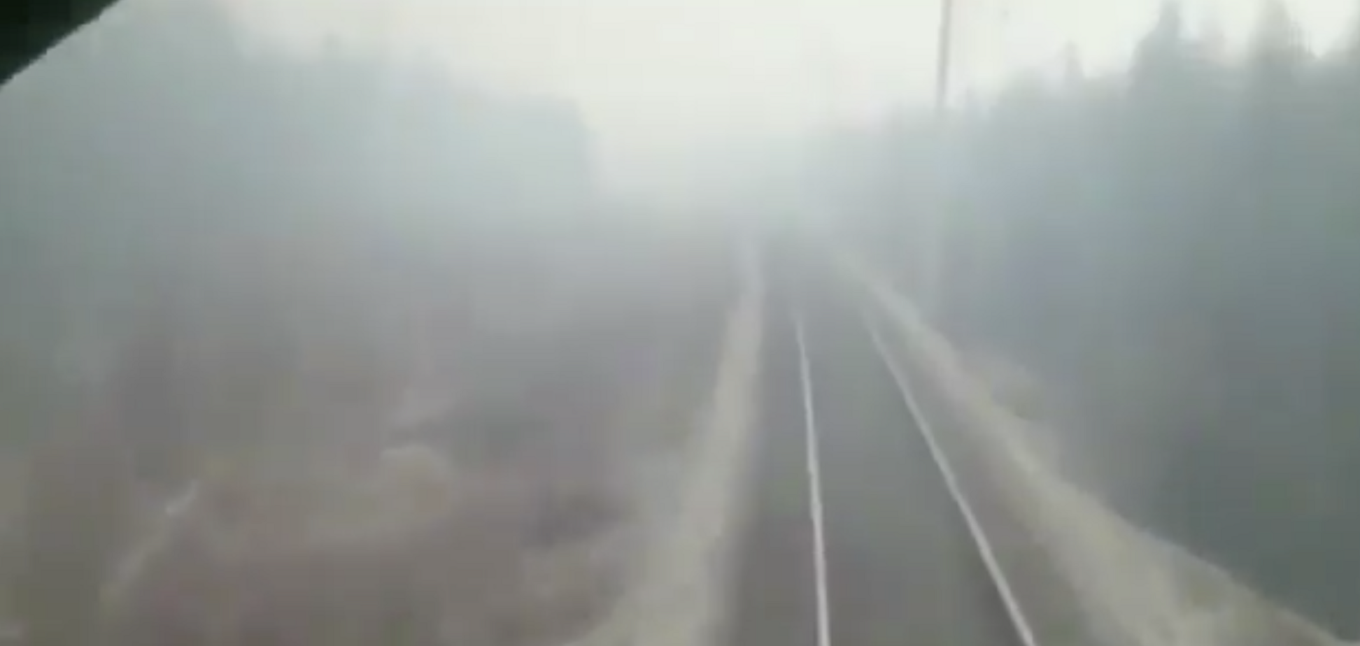 'Господь, жги!' В России показали жуткое видео с несущимся сквозь пожары поездом