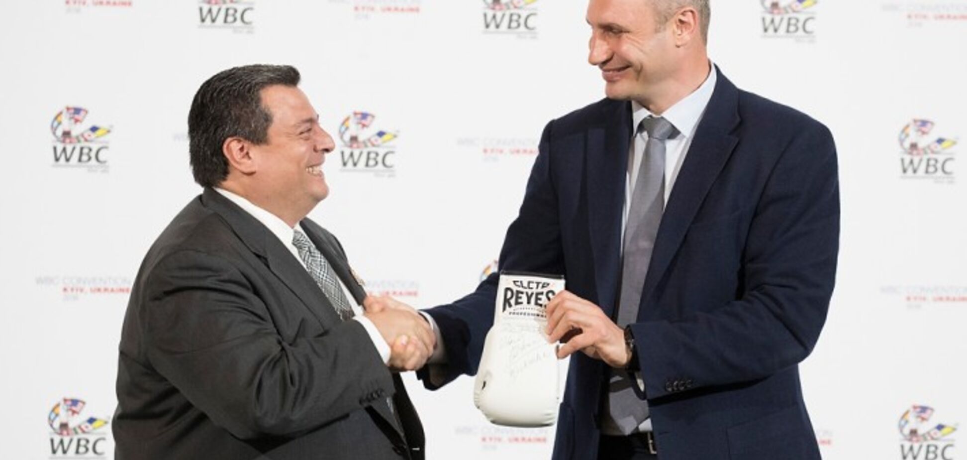 Кличко підписав з президентом WBC контракт на проведення у Києві Конгресу організації