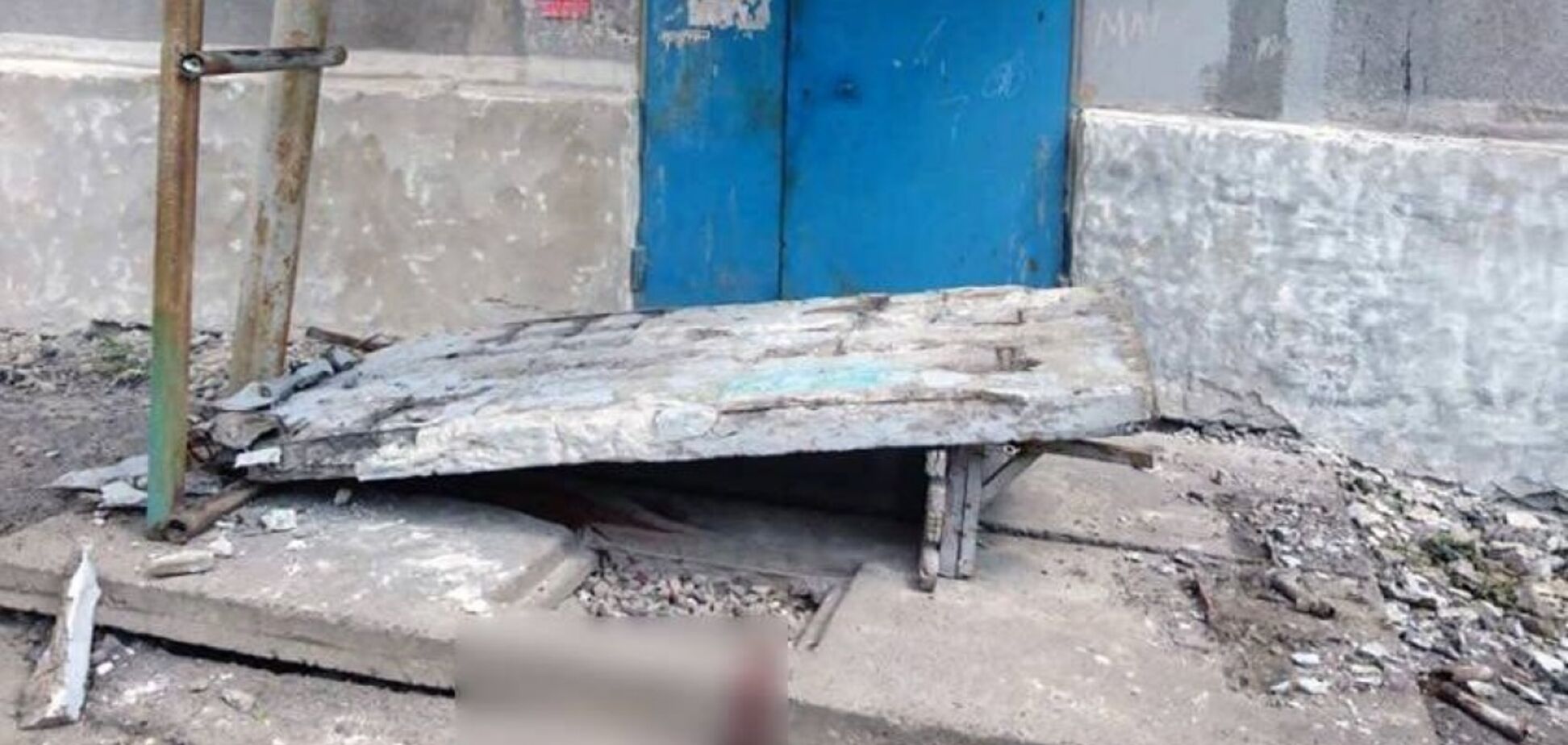 На Донбассе на детей рухнула бетонная стена