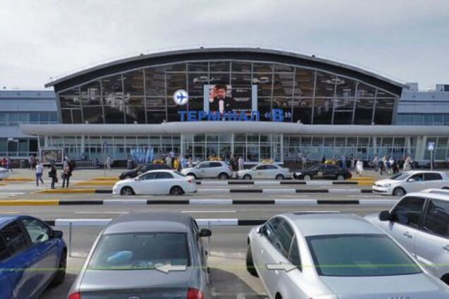 'Бардак и стихийная парковка': в сети показали работу таксистов у аэропорта 'Борисполь'