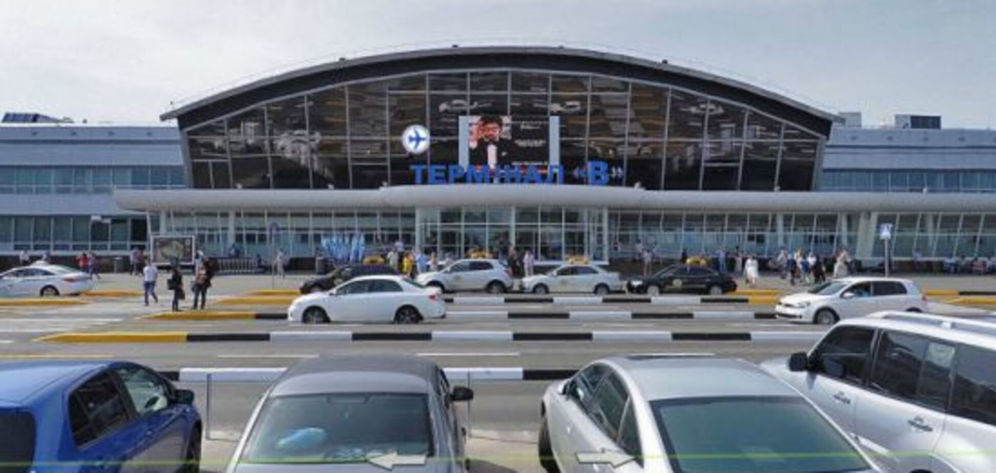 'Бардак и стихийная парковка': в сети показали работу таксистов у аэропорта 'Борисполь' 