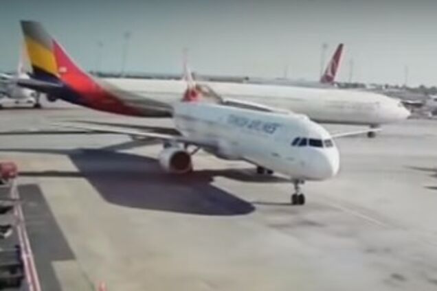 Зрізав крилом: зіткнення літаків в Стамбулі потрапило на відео