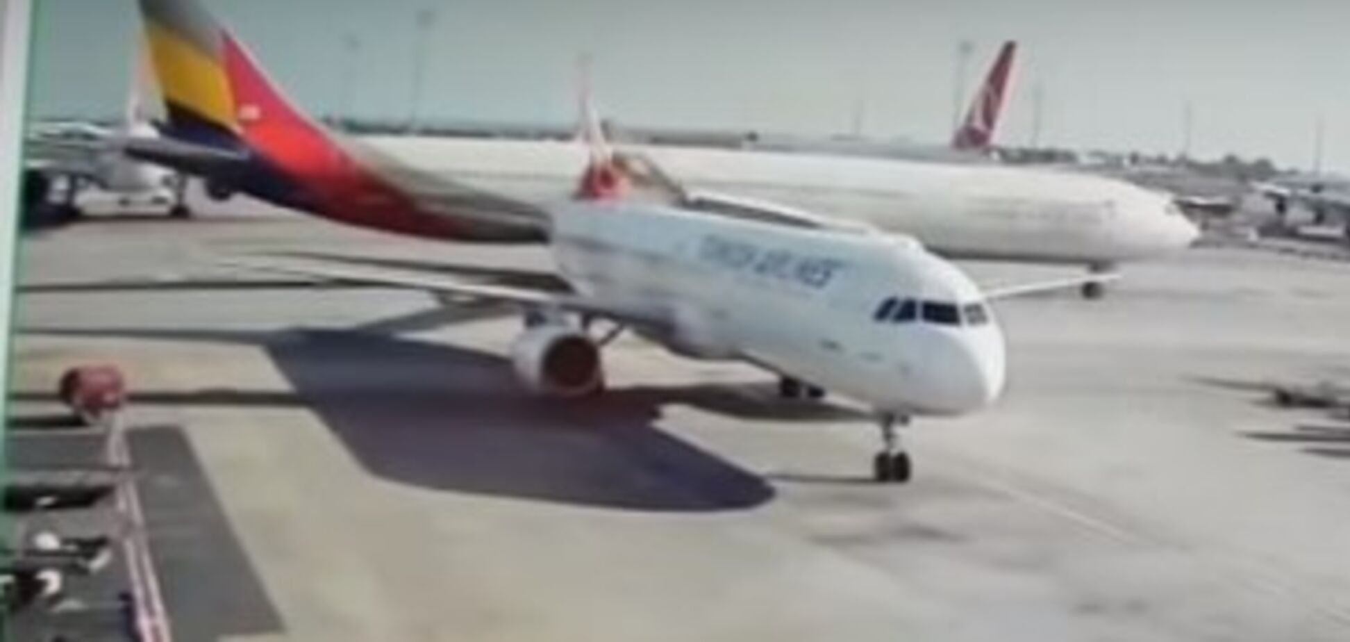 Зрізав крилом: зіткнення літаків в Стамбулі потрапило на відео
