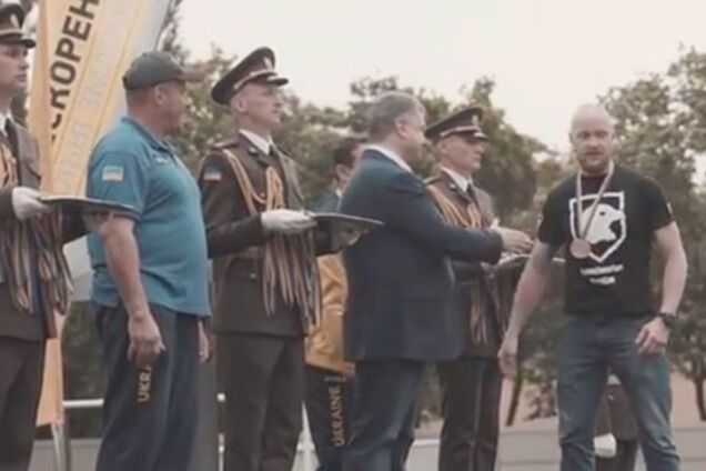 У ветерана нет выбора пожимать руку Порошенко или нет