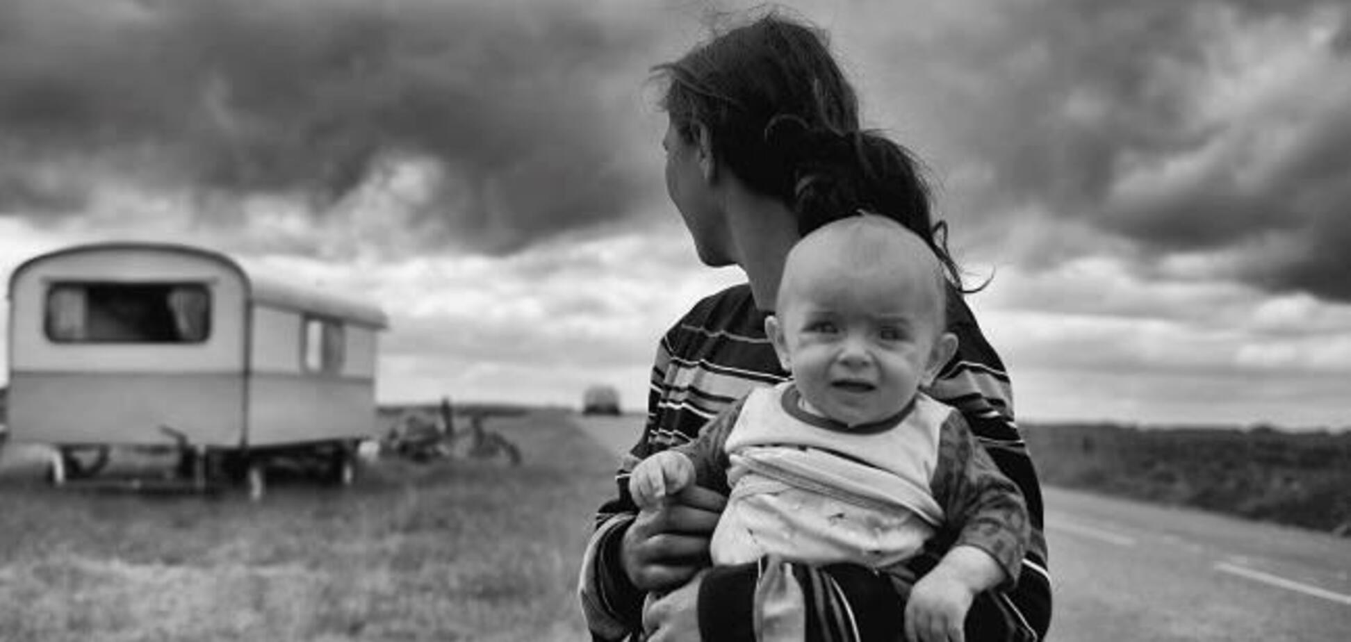 На Запорожье мать пыталась 'подарить' прохожим свою дочь