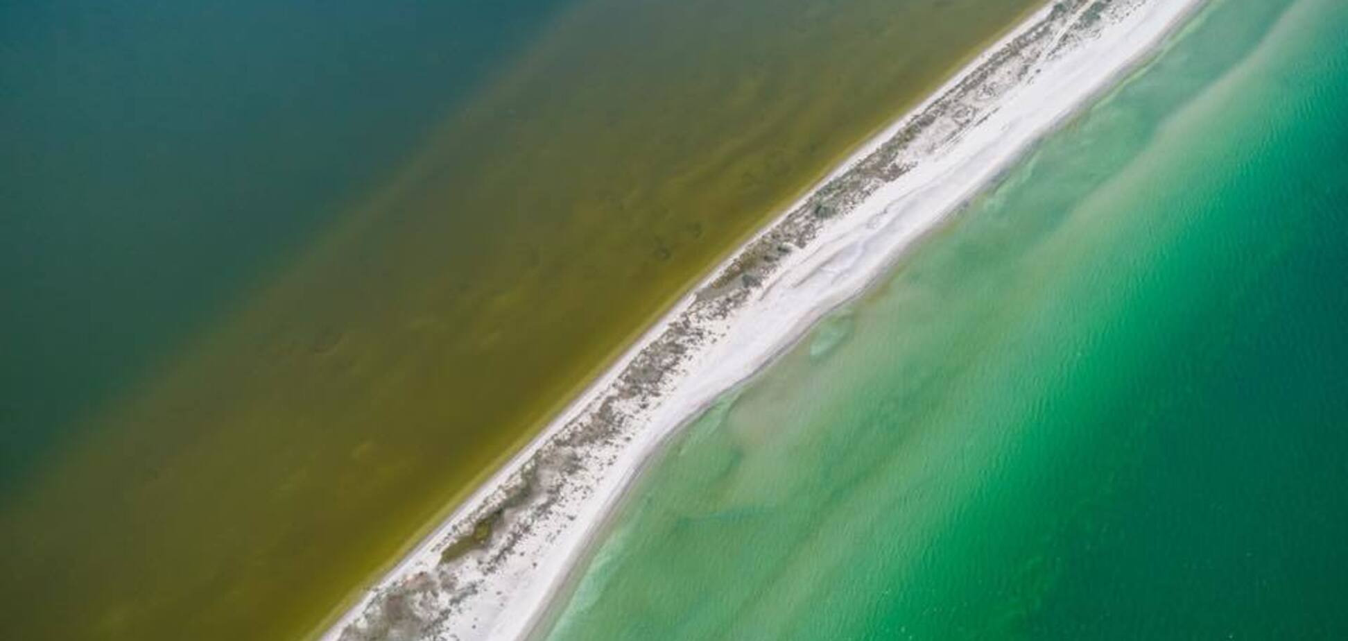 В сети показали удивительные фото косы, разделяющей Черное море и лиман