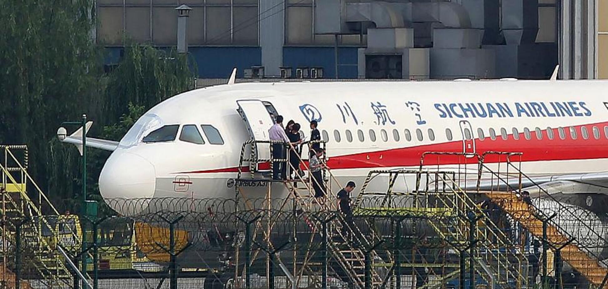 У Китаї пілота пасажирського лайнера засмоктало в розбите вікно під час польоту