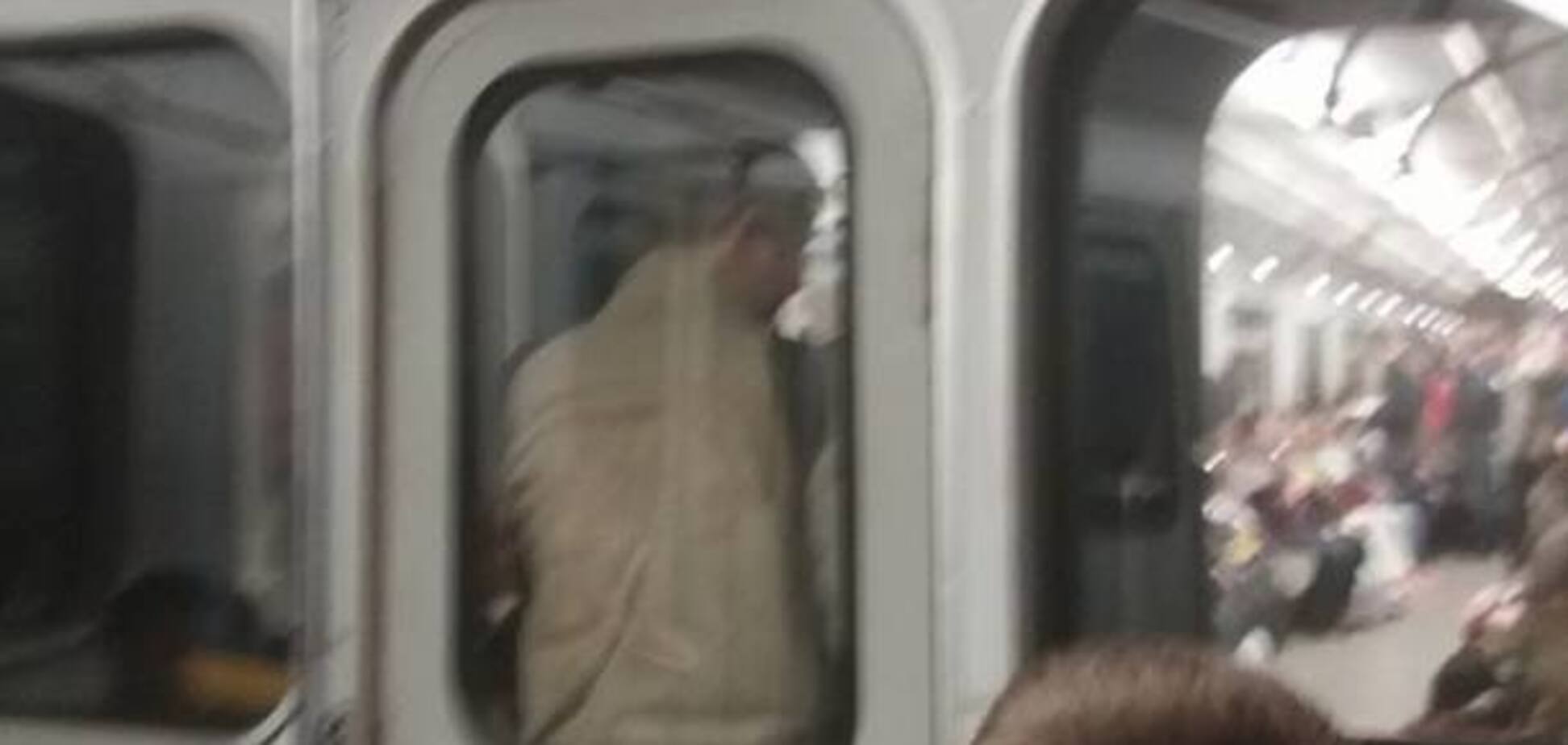 'Люди були в шоці': в київському метро екстремал влаштував переполох заради селфі