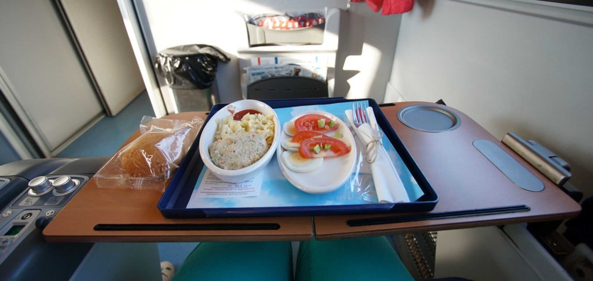 Как в самолете: названы поезда в Украине, где будут кормить пассажиров
