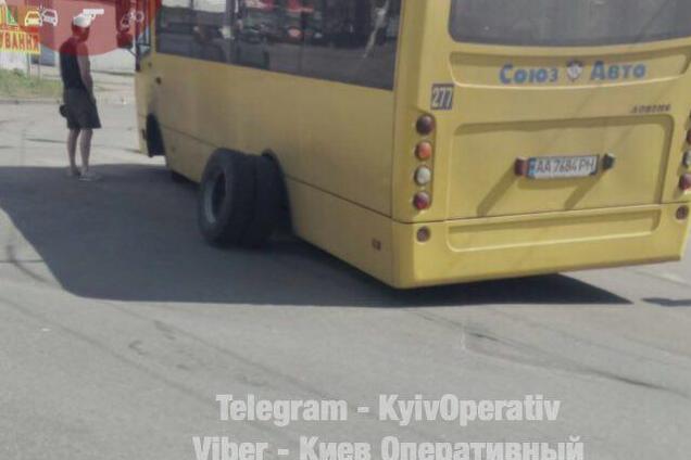 В Киеве у маршрутки на ходу отвалились колеса: опубликованы фото 