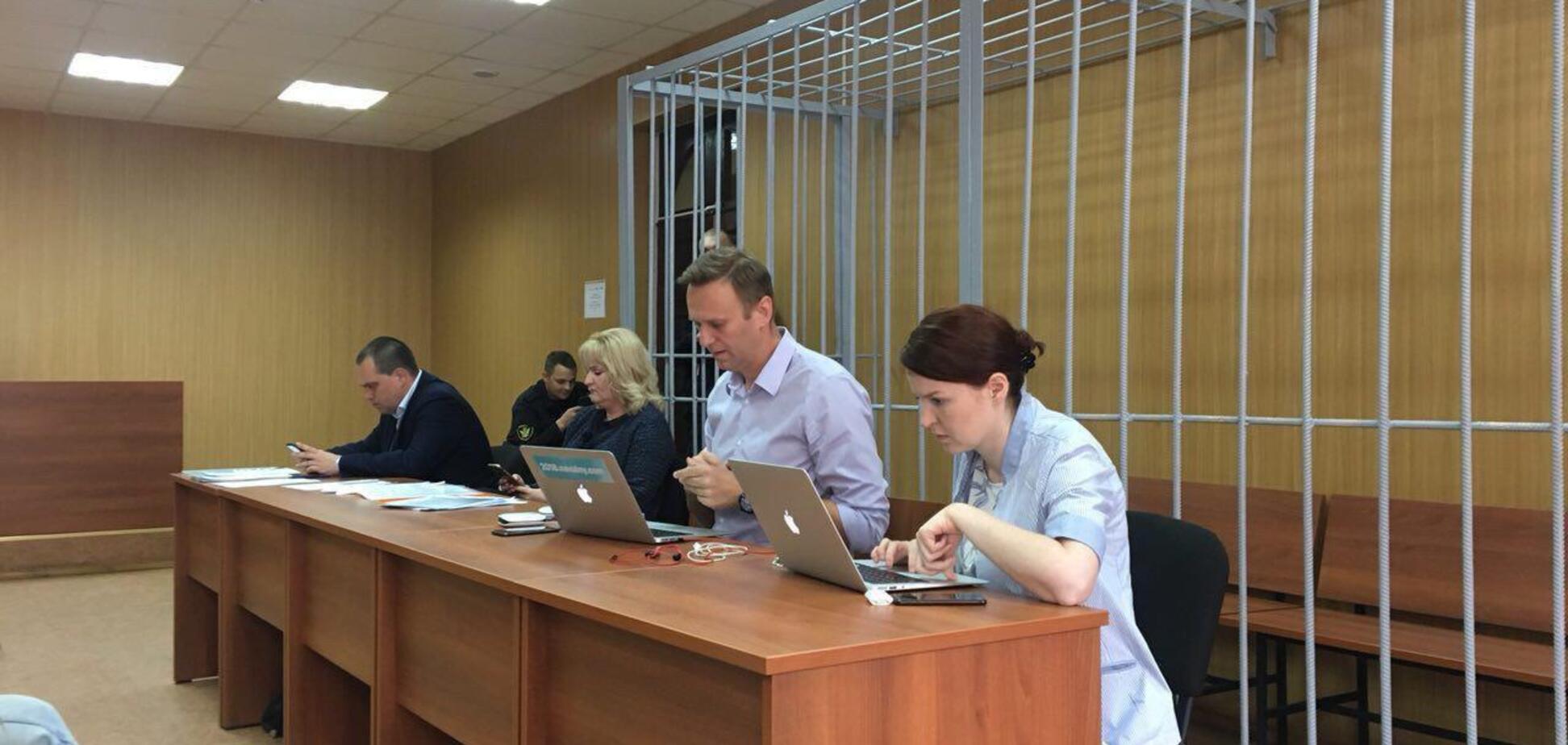 'Он нам не царь': в Москве снова арестовали Навального