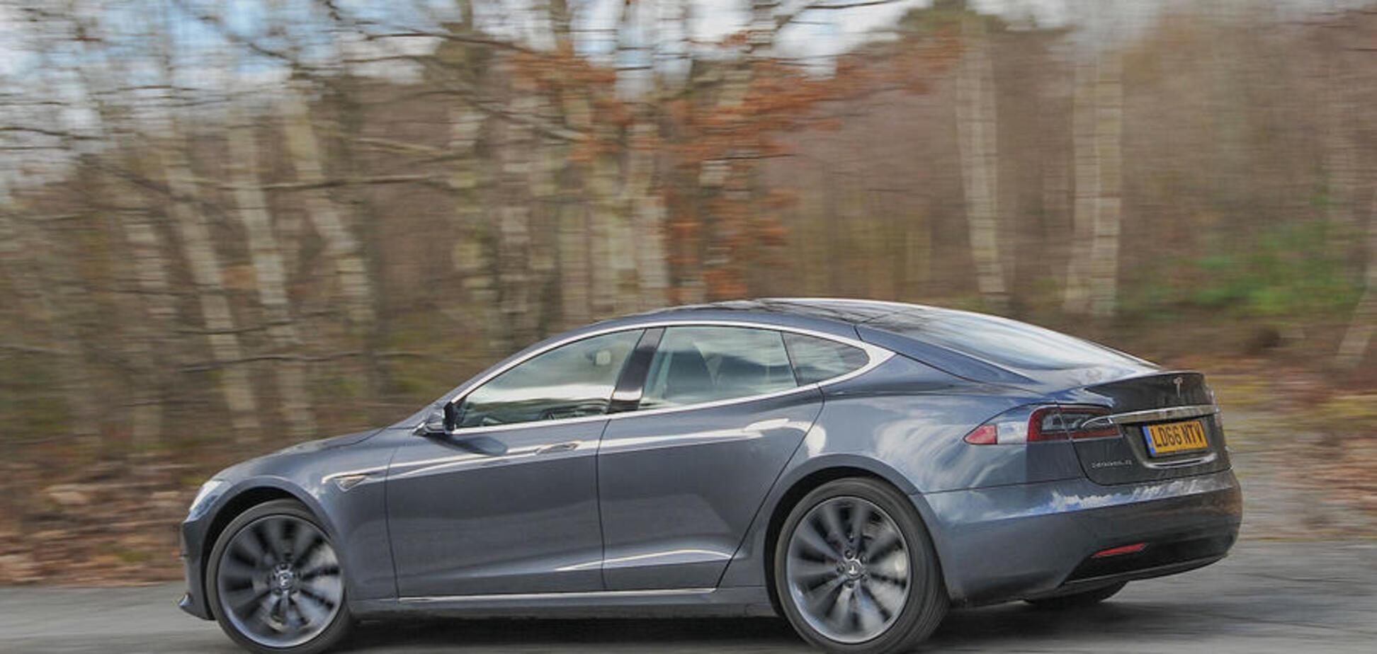 Автопілот-руйнівник: електрокар Tesla потрапив в серйозну аварію у США