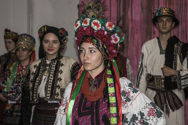 Украинки-военные показали этно-фешн в берцах