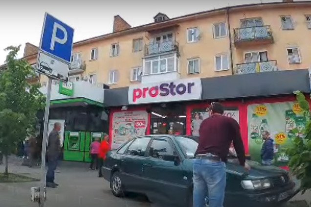 В Луцке 5-летний ребенок за рулем сбил отца: видео инцидента