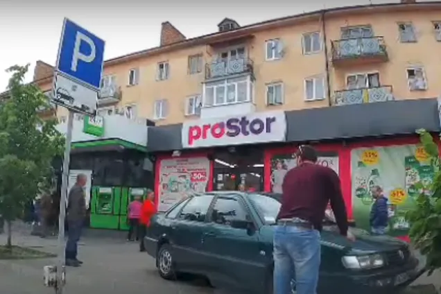 У Луцьку 5-річна дитина за кермом збила батька: відео інциденту