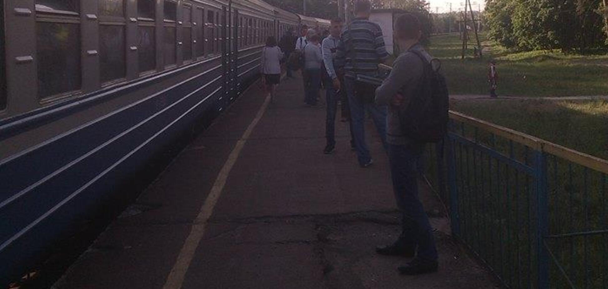 Люди выпадали: в сети показали адскую поездку в электричке под Киевом