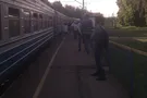 Люди выпадали: в сети показали адскую поездку в электричке под Киевом