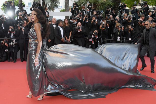 Канны-2018: необычная супермодель поразила платьем