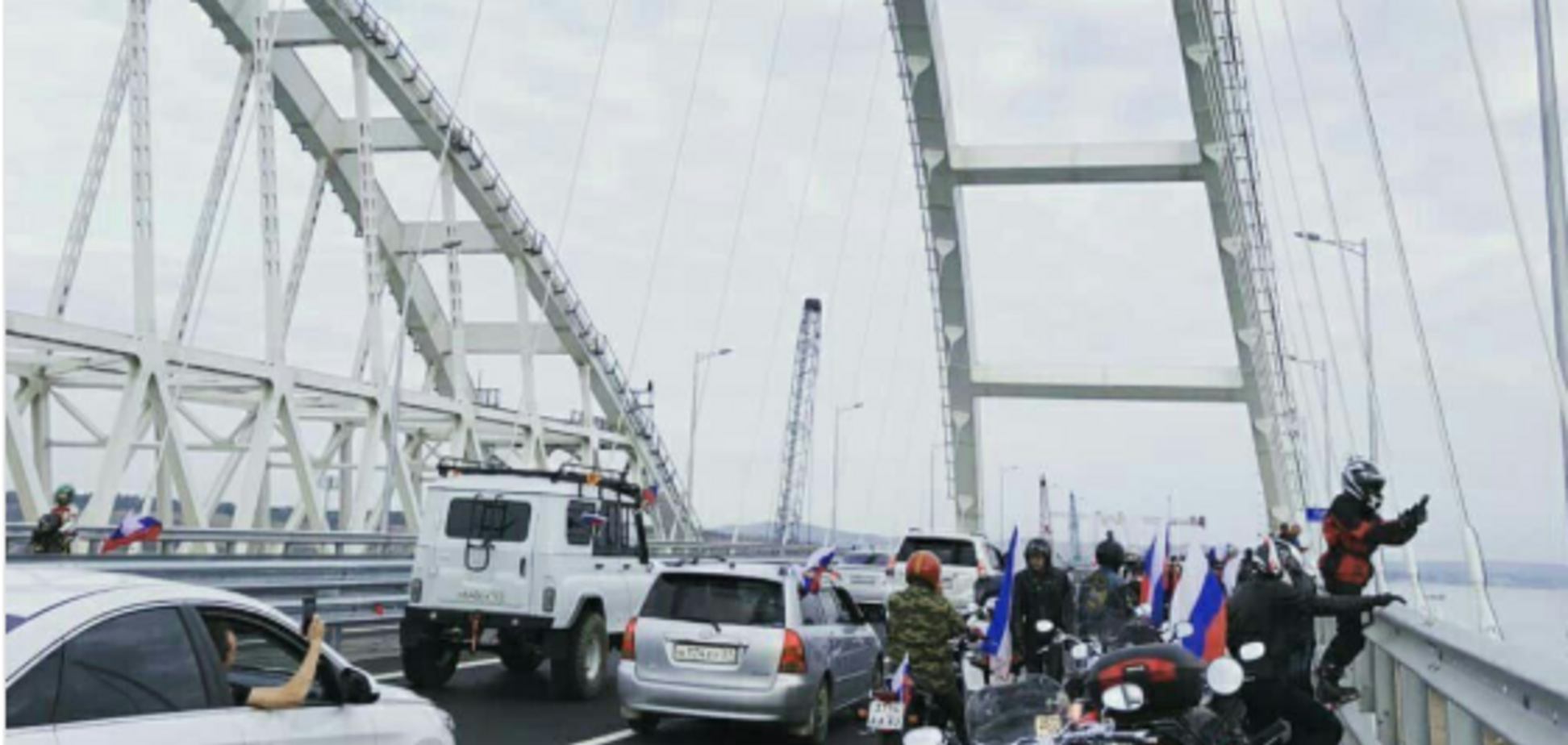 Слідом за Путіним: 'Нічних вовків' спіймали на порушенні ПДР на Кримському мосту