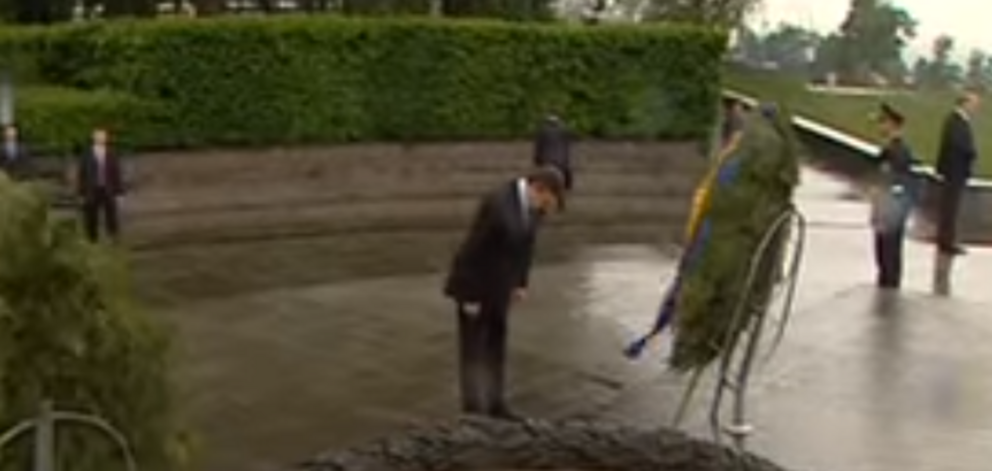 Януковича ледь не вбив вінок: в мережі згадали, як це було. Епічне відео