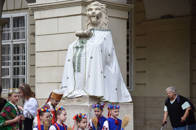Во Львове античные боги и львы оделись в вышиванки: красочный фоторепортаж