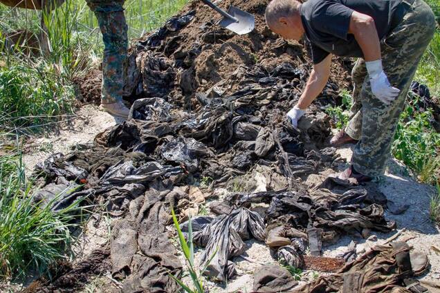 'Растягивали собаки': всплыли подробности находки из Иловайского котла