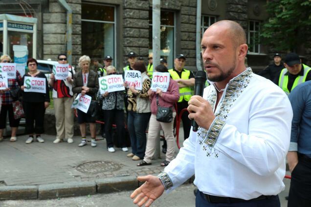 Социалисты принесли гроб под Администрацию президента 