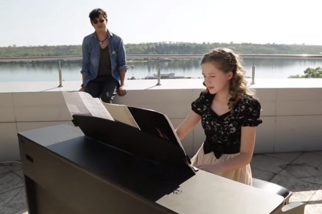 Pianoбой спел на крыше под аккомпанемент юной пианистки из Запорожья