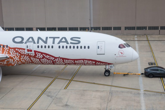 Tesla впечатляет: электрокар взял на буксир Boeing