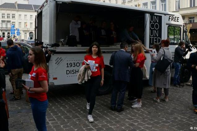 Украинцы накормили европейцев блинами из шелухи и травяным хлебом