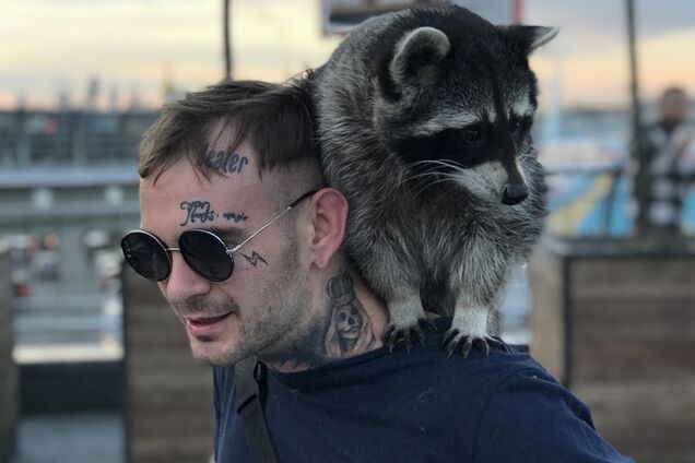 Енот во время заезда на моноколесах в Киеве 17-05-2018