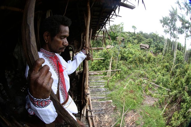 Известный телеведущий показал вождя экс-людоедов в вышиванке: фотофакт