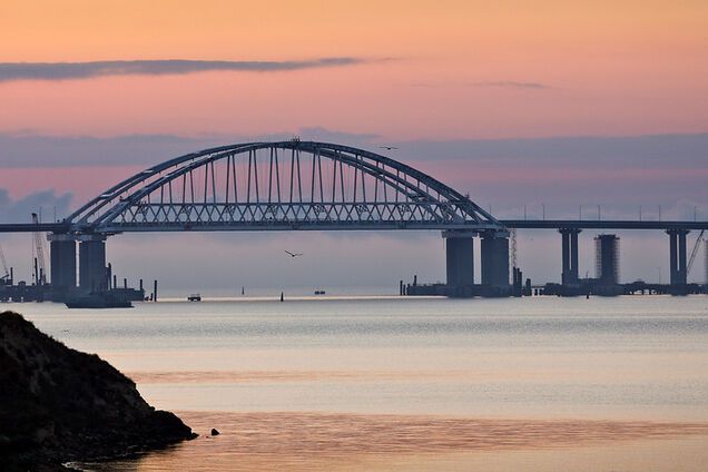 Як облуплена фарба: з'явилися фото Кримського мосту з космосу